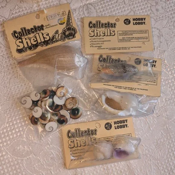 4 Shell Necklaces and 9 Craft Shell Bundles - Picture 7 of 10